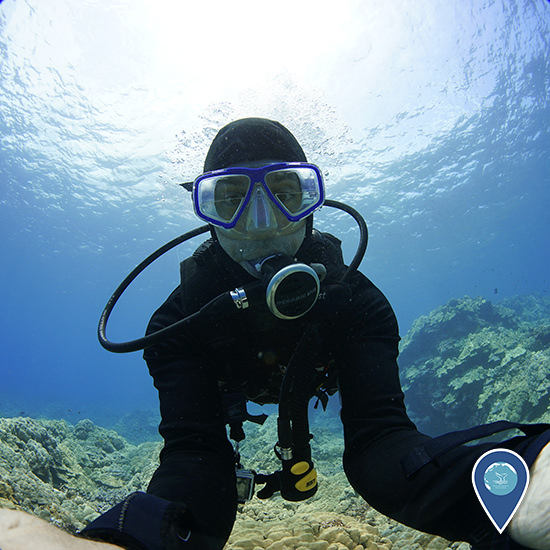 Young man scuba diving and taking a selfie